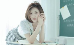 男朋友前面的头特别大